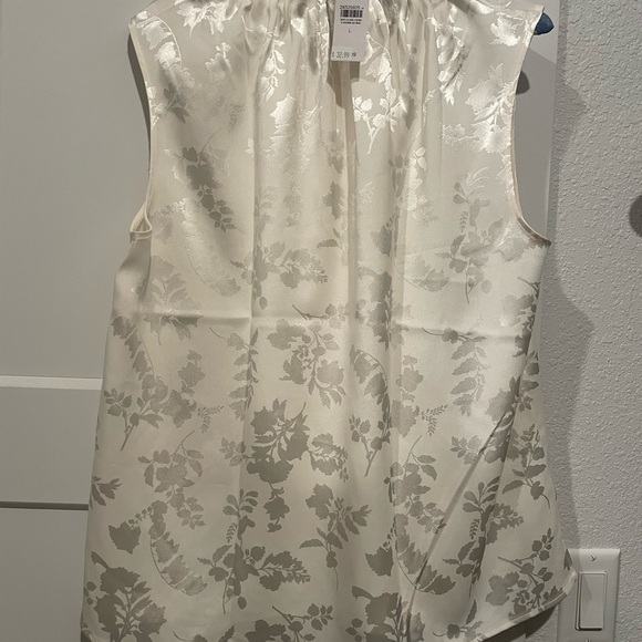 Cute white shiny work top from New York & Co - Picture 2 of 5